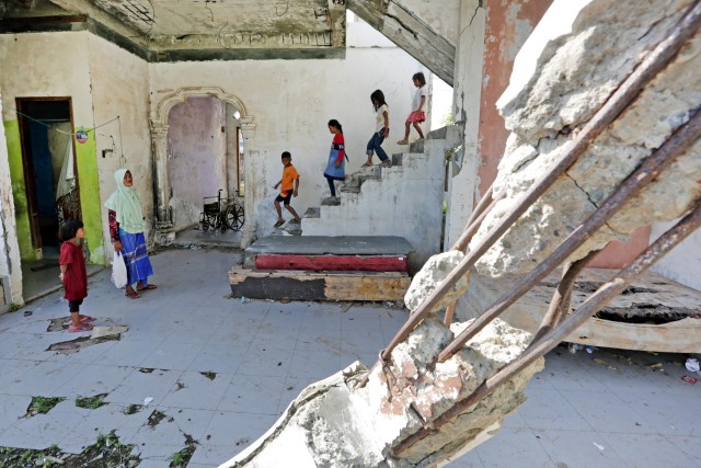 Anak-anak bermain di salah satu rumah yang rusak akibat bencana gempa dan gelombang tsunami 26 Desember 2004 di Banda Aceh, Aceh, Sabtu (21/12/2019). Foto: ANTARA FOTO/Irwansyah Putra