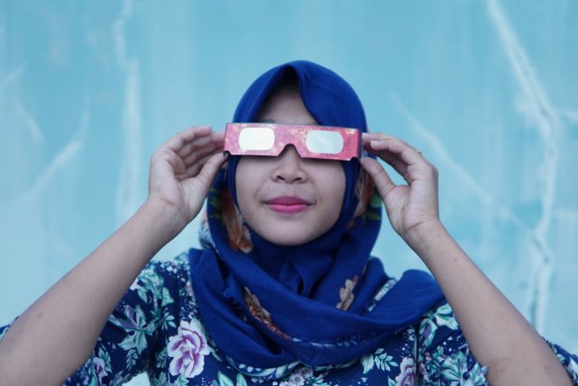 Warga melihat gerhana di Banda Aceh. Foto: Ahmad Ariska/acehkini