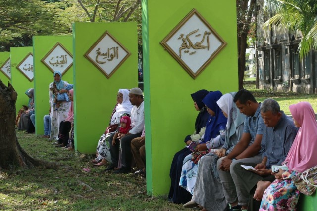 Warga berdoa di kuburan massal Ulee Lhue. Foto: Ahmad Ariska/acehkini