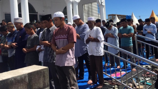 Warga melaksanakan salat gerhana di Aceh.  Foto: Zuhri Noviandi/kumparan 