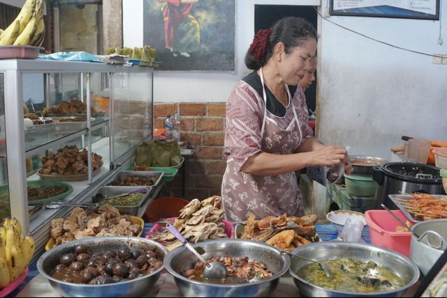 Ilustrasi penjual makanan khas Banyuwangi
 Foto: Helmi Afandi Abdullah/kumparan