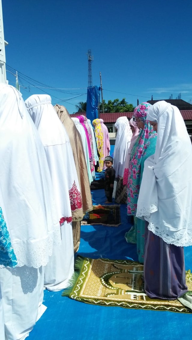 Jamaah salat kusuf di Simeulue, Aceh. Foto: Husaini Ende/acehkini 