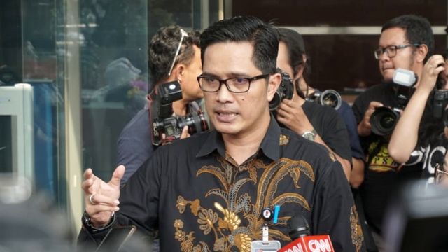 Febri Diansyah memberikan keterangan pers di depan Gedung KPK, Jakarta, Kamis (26/12). Foto: Iqbal Firdaus/kumparan