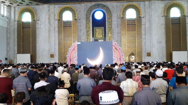 Warga melaksanakan salat gerhana matahari cincin di Masjid Nasional Al Akbar Surabaya. Foto: Yuana Fatwalloh/kumparan 