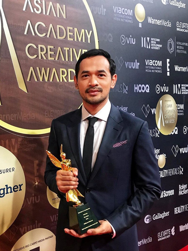 Oka Antara raih Best Actor in A Leading Role di ajang 'Asian Academy Creative Awards 2019'. Foto: Instagram/ @oks_antara.