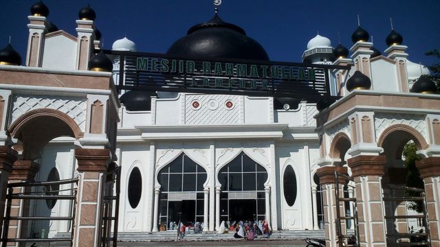 Warga di masjid Rahmatullah, Lampuuk. Foto: Agam untuk acehkini