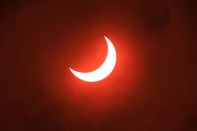Puncak gerhana matahari cincin di yang terpantau di Lampung sekitar 75 % atau menyerupai bulan sabit, Kamis (26/12) | Foto : Dokumentasi UPT Observatorium Astronomi Itera Lampung