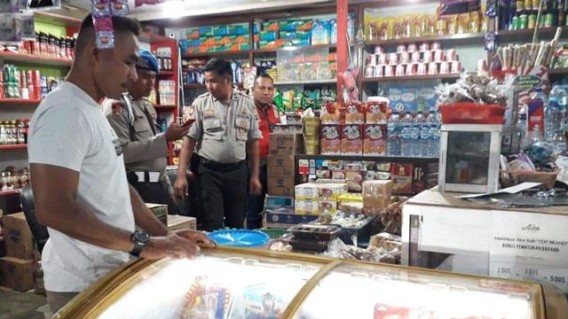 Penggerebekan toko penjual minuman keras di Palu yang dilakukan oleh personel Polsek Palu Timur, Rabu malam (25/12). Foto: Istimewa