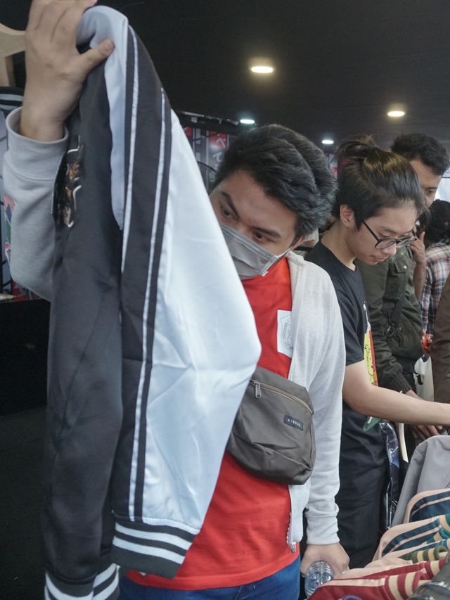 Pengunjung melihat pakaian di salah satu stan Jakcloth Year End Sale 2019 di Plaza Tenggara GBK Senayan, Jakarta Pusat.
Foto: Helmi Afandi Abdullah/kumparan 