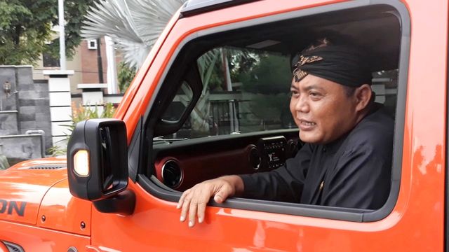 Juliyatmono, saat menjajal Jeep Rubicon. Foto: kumparan