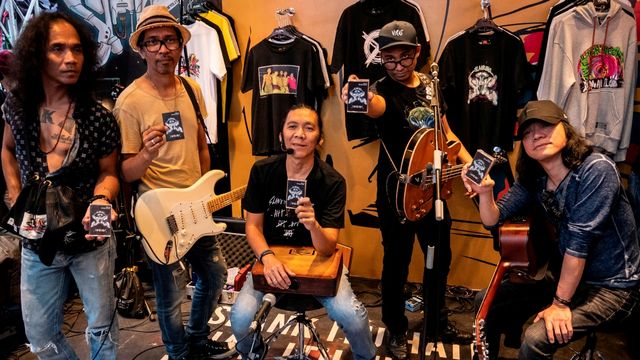 Personil grup musik Slank berpose dengan Box Set "Slanking Forever" sebelum tampil di Plaza Tenggara GBK, Senayan, Jakarta, Kamis (26/12/2019). Foto: ANTARA FOTO/Dhemas Reviyanto