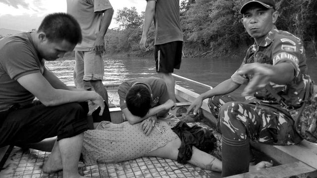 Jenazah korban ditemukan meninggal dunia, dan langsung di evakuasi oleh aparat. Tampak seorang anak menangis di dekat jenazah. Foto : Istimewa