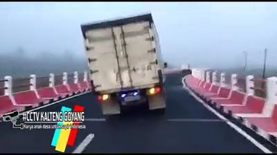 Mobil box goyang oleng kapten beraksi di jalan jembatan Pangkalan Bun - Kotawaringin Laam. (Foto: IST)