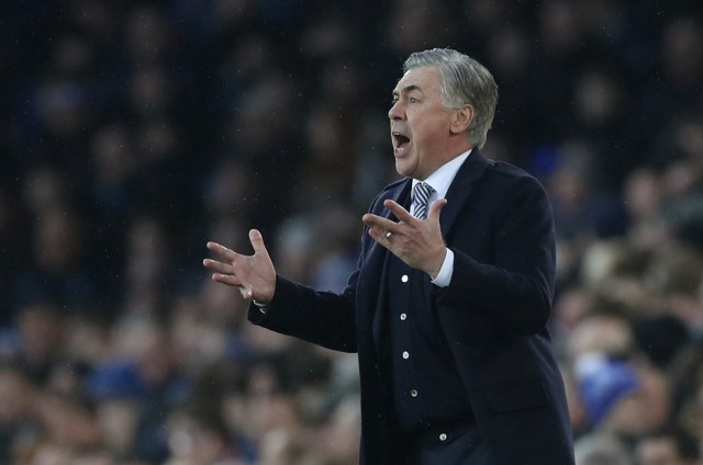 Pelatih Everton, Carlo Ancelotti, mendampingi timnya saat menjamu Burnley. Foto: Reuters/Molly Darlington 