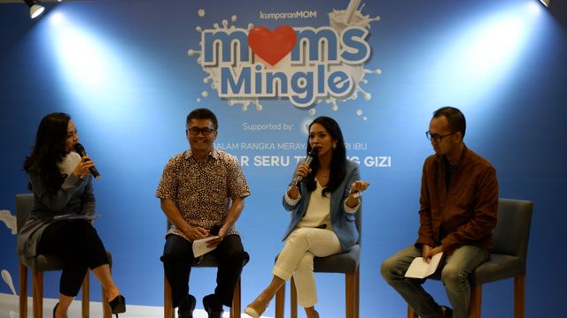 Perwakilan Bappenas - Dr. Ir. Subandi Sardjoko, Msc (Deputi Bidang Pembangunan Manusia, Masyarakat dan Kebudayaan), dr. Diana F. Suganda (Nutritionist) dan Andrew F. Saputro (Corporate Affairs Director Frisian Flag Indonesia)