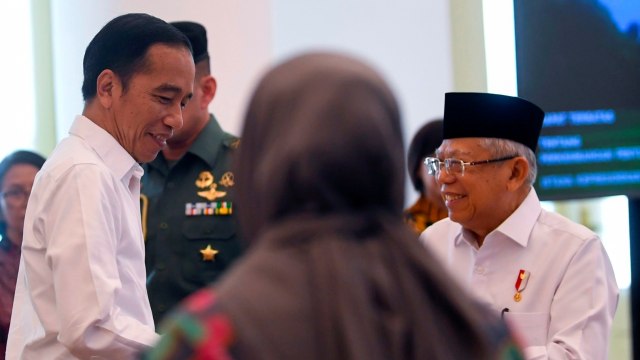 Presiden Joko Widodo (kiri) didampingi Wakil Presiden Ma'ruf Amin bersiap memimpin rapat kabinet terbatas di Istana Bogor, Jawa Barat, Jumat (27/12/2019). Foto: ANTARA FOTO/Wahyu Putro A