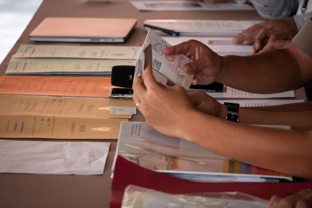 Kapolres Jakarta Utara Kombes Pol Budhi Herdi mengamati salah satu barang bukti saat rilis kasus fintech ilegal di Polres Jakarta Utara, Jumat (27/12). Foto: ANTARA FOTO/Dhemas Reviyanto