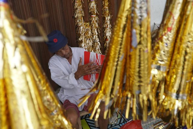 Penjual terompet menyelesaikan pembuatan terompet di trotoar jalan kawasan Glodok, Jakarta, Jumat (27/12). Foto: Jamal Ramadhan/kumparan