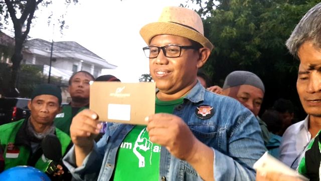 Igun Wicaksono ketua Garda dan komunitas Ojol datangi rumah Iis Dahlia Sampaikan Surat Somasi, Jumat (27/12). Foto: Giovanni/kumparan