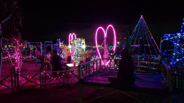 Wajah cafe-cafe yang direlokasi dari pesisir Pantai Talise ke Jabal Nur Taman Kota. Tanah gersang dan hutan kota yang dulunya kering, kini disulap menjadi tempat santai dengan dipenuhi lampu kerlap kerlip berwarna warni. Foto: PaluPoso