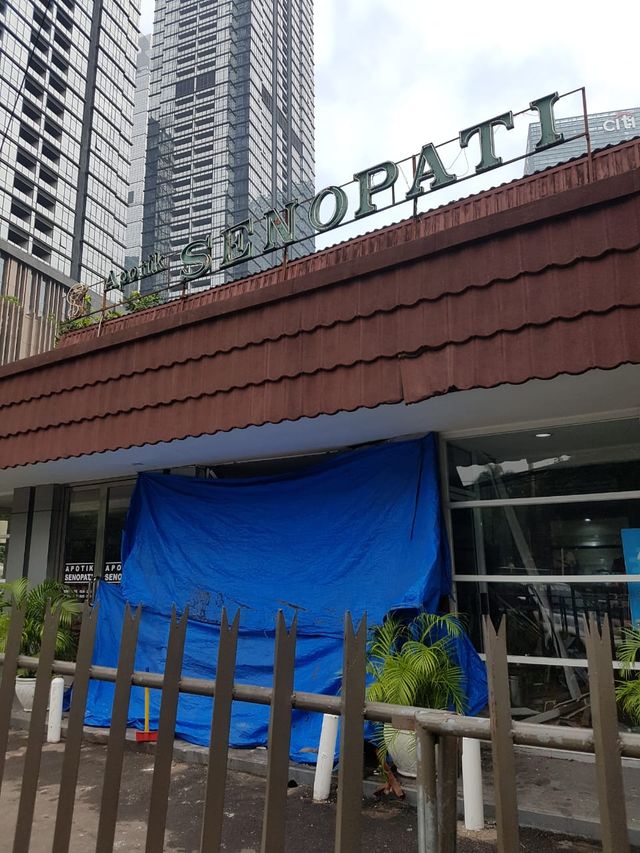 Kondisi Apotek Suropati usai ditabrak mobil BMW. Foto: Efira Tamara Thenu/kumparan