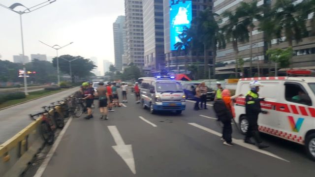Polisi memeriksa lokasi kecelakaan mobil tabrak 7 pesepeda. Foto: Dok. Ditlantas Polda Metro Jaya