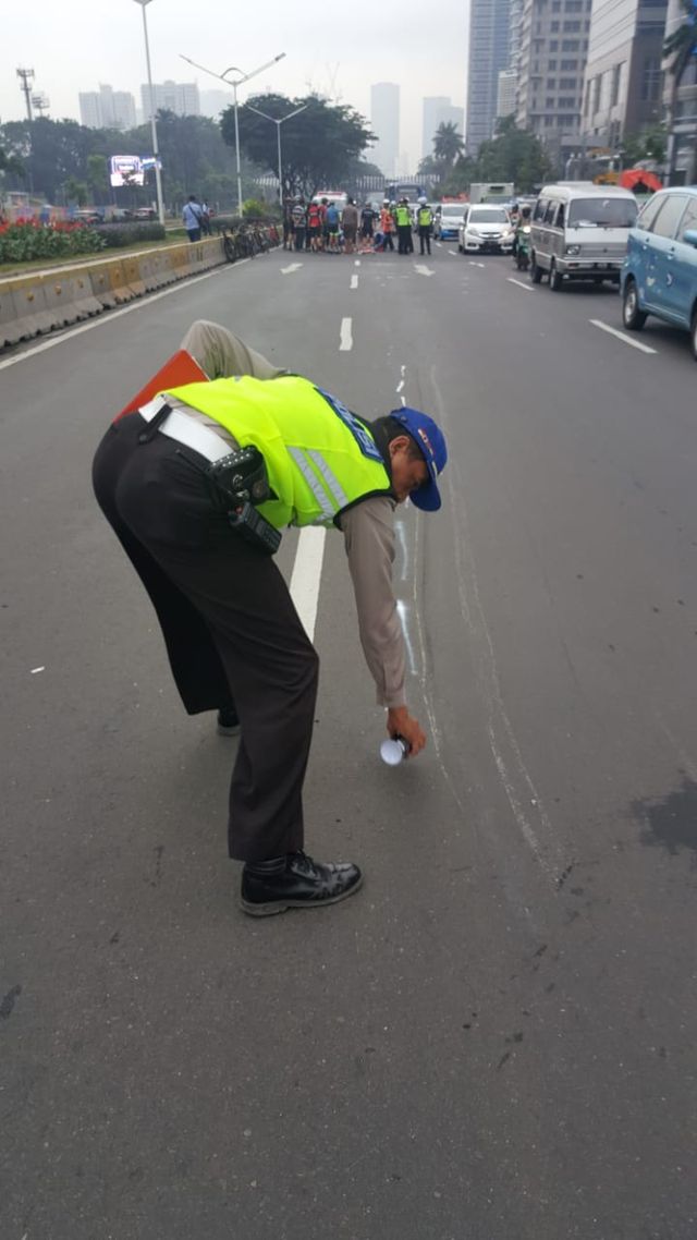 Polisi memeriksa lokasi kecelakaan mobil tabrak 7 pesepeda. Foto: Dok. Ditlantas Polda Metro Jaya