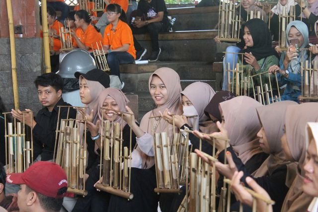 Pengunjung yang sedang bermain angklung Foto: Shutter Stock