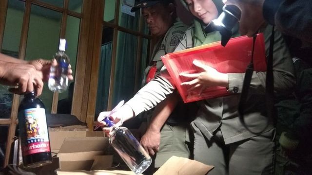 Diduga Kemas Ulang Miras Oplosan, Sebuah Toko di Kota Blitar Digerebek