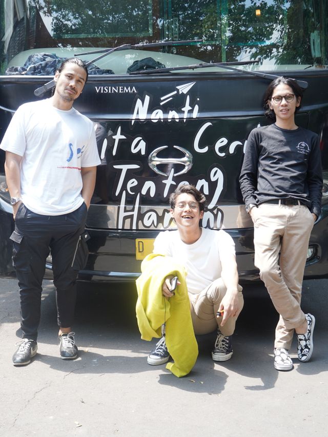 Suasana roadtrip promosi film Nanti Kita Cerita Tentang Hari Ini. Foto: Dok. Visinema Pictures