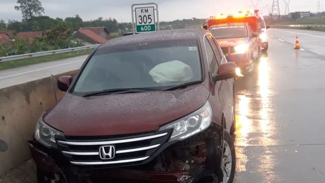 Mobil yang mengalami pecah ban dan menabrak pembatas jalan di KM 305 Tol Semarang-Batang. Foto: Dok. Istimewa