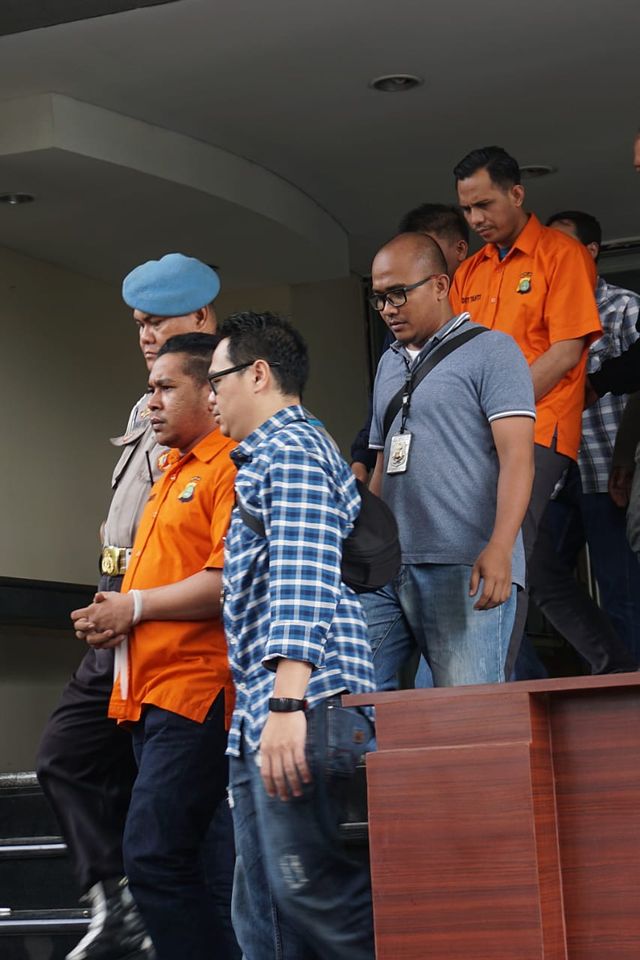 RB (depan) dan RM (belakang), dua tersangka penyiram Novel Baswedan di Rutan Polda Metro Jaya, Jakarta, Sabtu (28/12). Foto: Fanny Kusumawardhani/kumparan