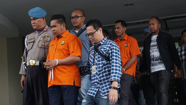 Dua tersangka penyiraman Novel Baswedan di Polda Metro Jaya. Foto: Fanny Kusumawardhani/kumparan