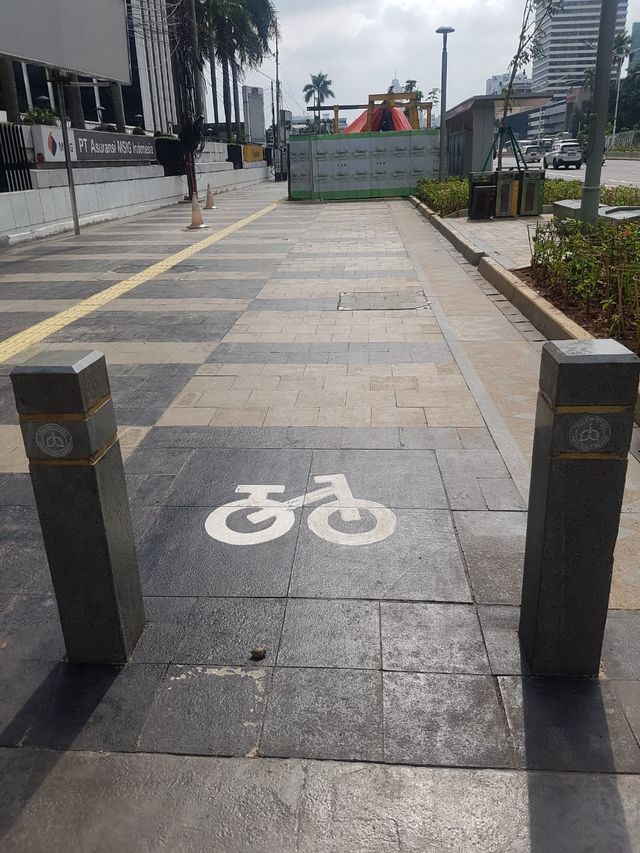 Jalur sepeda di atas trotoar, tempat pesepeda tertabrak di Jalan Jenderal Sudirman, Jakarta, Sabtu (28/12). Foto: Efira Tamara/kumparan