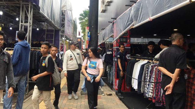 Suasana hari ketiga Jakcloth 2019 di Plaza Tenggara, GBK, Senayan, Jakarta, Sabtu (28/12). Foto: Ema Fitriyani/kumparan