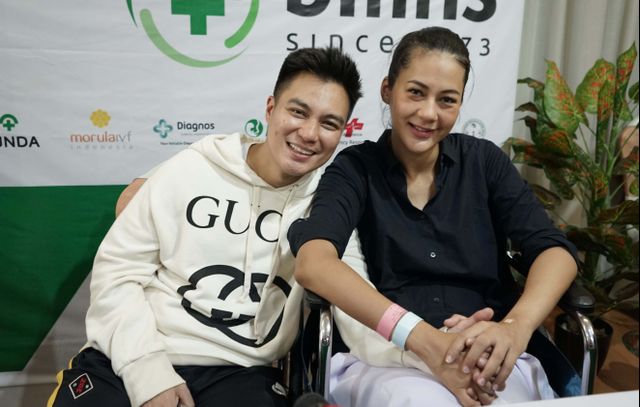Artis Baim Wong bersama istri Paula Verhouven saat ditemui wartawan seusai konferensi pers Terkait kelahiran anaknya di RS Bunda, Jakarta, Sabtu, (28/12/2019). Foto: Dok. Ronny