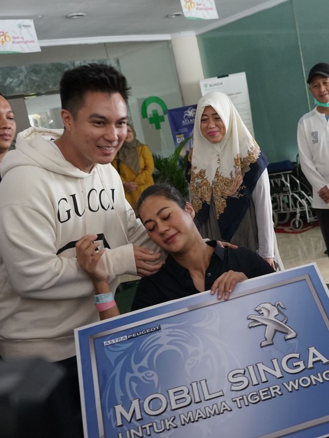 Artis Baim Wong bersama istri Paula Verhoeven saat ditemui wartawan seusai konferensi pers Terkait kelahiran anaknya di RS Bunda, Jakarta, Sabtu, (28/12/2019). Foto: Dok. Ronny