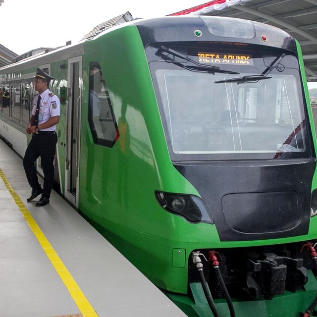 Karyawan PT Kereta Api Indonesia (KAI) (Persero) bersiap melakukan perjalanan Kereta Api Bandara Adi Soemarmo-Stasiun Balapan di Solo, Jawa Tengah. Foto: ANTARA FOTO/Mohammad Ayudha