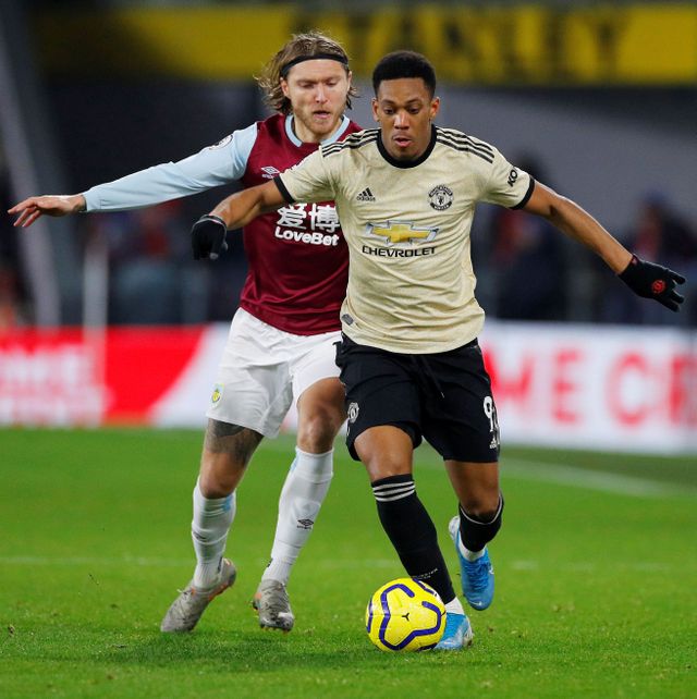Anthony Martial dibayangi pemain Burnley Jeff Hendrick. Foto: Phil Noble/REUTERS