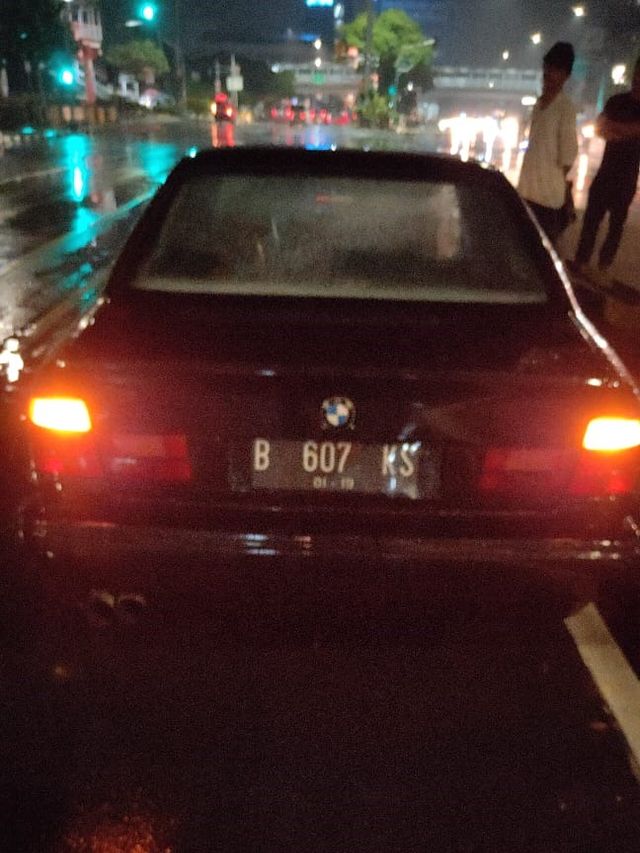 Sebuah kendaraan menabrak tiang listrik di Traffic Light Grogol, Jakarta Barat. Foto: Twitter/@TMCPoldaMetro