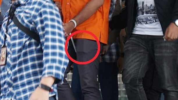 Benda misterius di saku celana pelaku penyerang Novel Baswedan saat dibawa petugas untuk dipindahkan ke Bareskrim Mabes Polri di Polda Metro Jaya, Jakarta. Foto: Fanny Kusumawardhani/kumparan