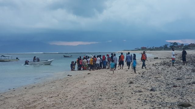 Warga menunggu hasil pencarian korban tenggelam. Foto: Info Dompu