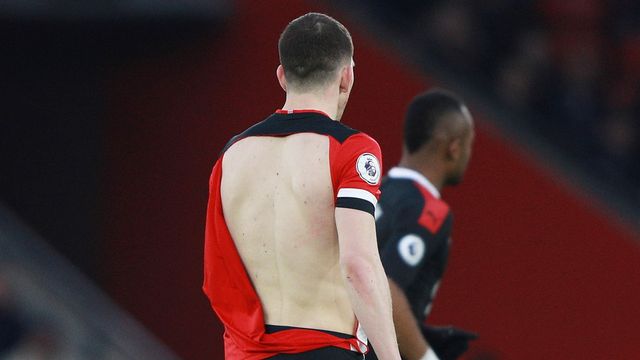 Jersi Pierre-Emile Hojbjerg terkoyak. Foto: REUTERS/Ian Walton