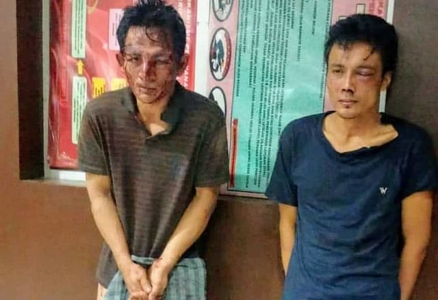 Kedua pelaku begal sopir taksi online di Palembang saat diamankan petugas. (foto: istimewa)