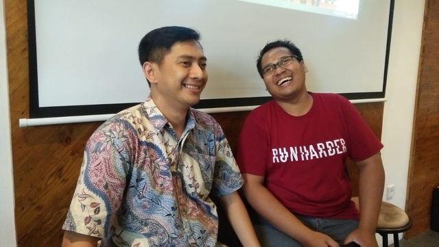 Kiri - Kanan : Leonardus Setia Budi Wibowo, Ph. D (Kepala Lembaga Terpadu Media dan Kerjasama Uwika) dan Rio Oktora Nanda Putra, SIKom (Koordinator Pusat Media dan Komunikasi Uwika). (Foto by Gede Gandhi)