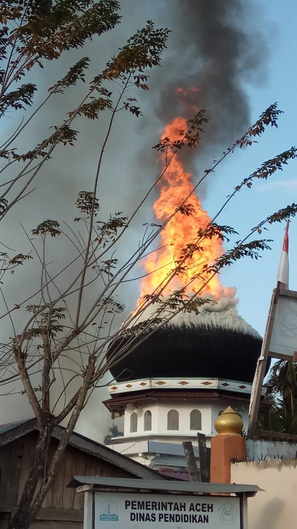 Bangunan Masjid Taqarrub di Aceh Utara yang bersisian dengan ruko turut terbakar. Foto: Grup WhatsApp