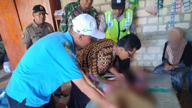 Petugas saat lakukan identifikasi jenazah Pujianto (48) warga Dusun Kebonturi Desa Katur Kecamatan Gayam Bojonegoro, yang meninggal dunia akibat tersengat listrik. Minggu (29/12/2019)