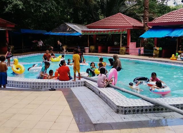 Permandian Alam Eremerasa ramai pengunjung libur akhir tahun (Makassar Indeks/Fitri).