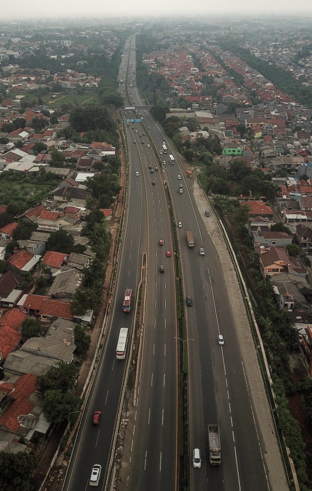 Foto udara arus lalu lintas di jalan tol Jakarta-Cikampek I dan II di, Bekasi, Jawa Barat, Minggu (29/12). Foto: ANTARA FOTO/Fakhri Hermansyah