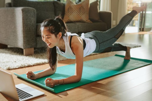 Ilustrasi perempuan berolahraga. Foto: Shutter Stock